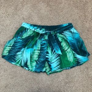 Tie with elastic waist shorts